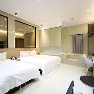 Almond Station מלון